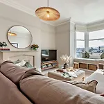 6 Bed In 94361