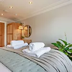 6 Bed In 94361